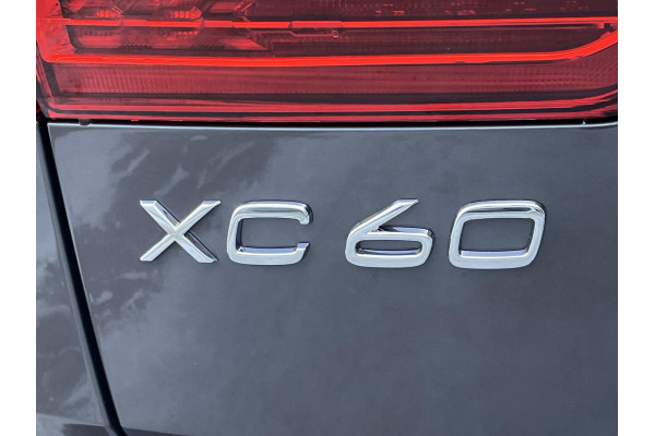2022 Volvo XC60  B5 Momentum Suv