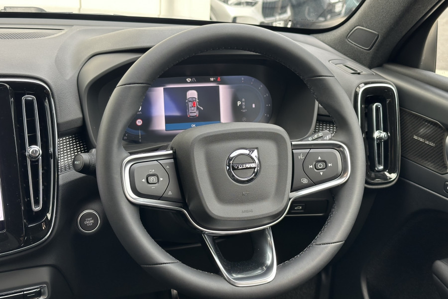 2025 Volvo XC40 XZ Ultra B4 Dark SUV Image 16