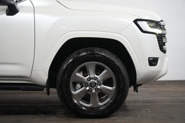 2025 Toyota LandCruiser Sahara SUV Image 5
