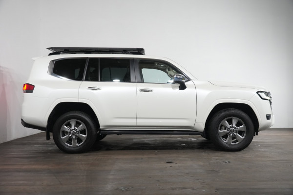 2023 Toyota LandCruiser Sahara SUV Image 5