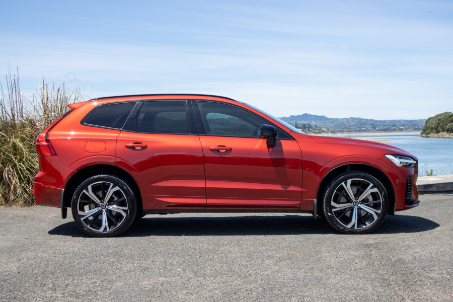 2022 Volvo XC60 T8 RECHARGE PHEV Ultimate SUV Image 6