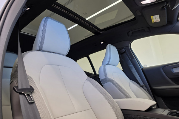 2026 Volvo EX40  Ultra Single Motor Extended Range SUV Image 10