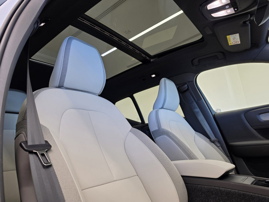 2026 Volvo EX40  Ultra Single Motor Extended Range SUV Image 10