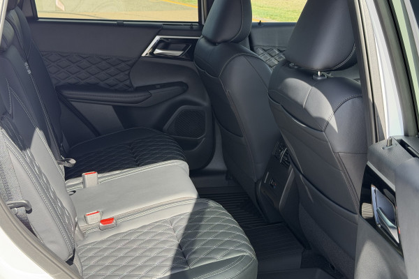2025 MY24 Mitsubishi Outlander ZM PHEV Exceed SUV Image 17