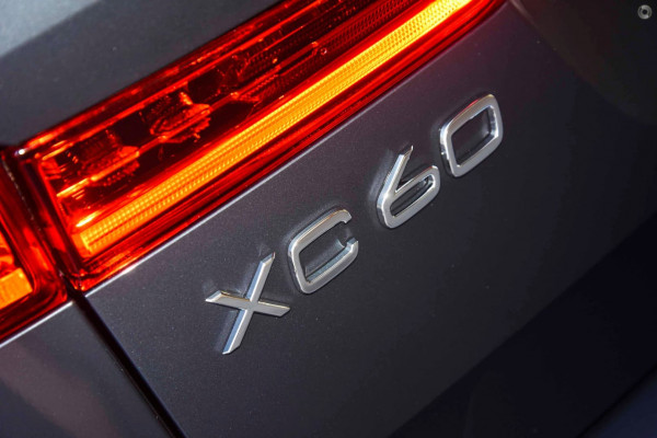2022 Volvo XC60  B6 R-Design Suv Image 2
