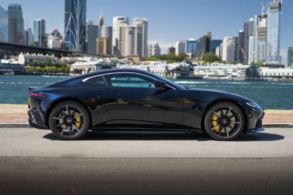 2018 Aston Martin Vantage Coupe Image 3