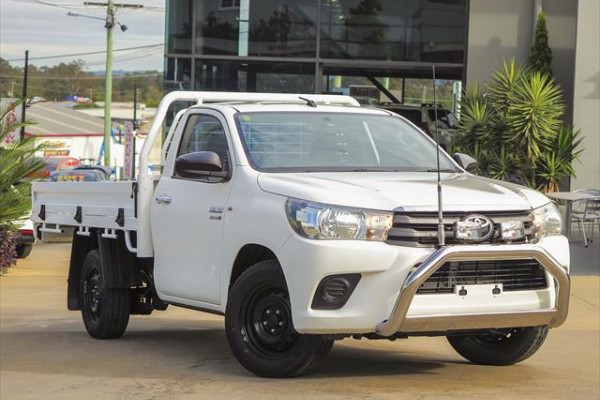 2017 Toyota Hilux GUN122R Workmate Cab chassis Image 2