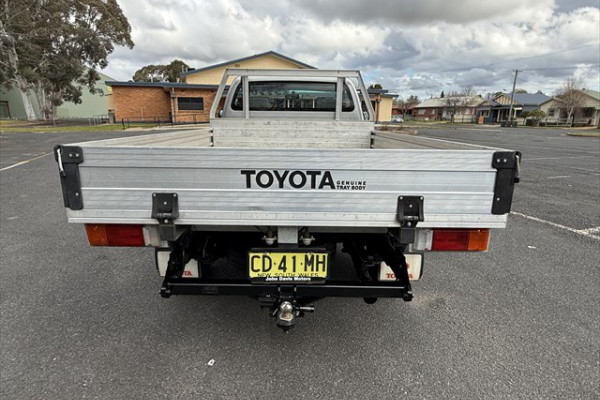 2015 MY14 Toyota HiLux WorkMate Single Cab Chassis Image 4