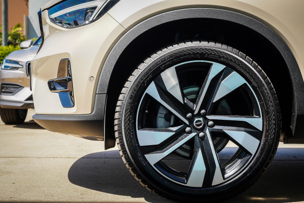 2024 MY25 Volvo XC40 XZ Ultra B4 Dark SUV Image 5