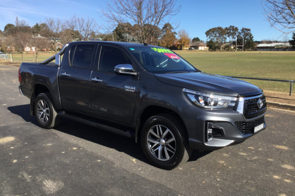 2018 Toyota HiLux  SR5 Cab chassis Image 2