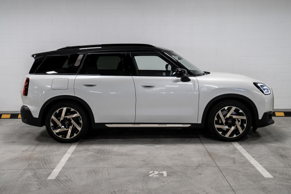 2026 MINI Countryman U25 SE Favoured SUV image 3