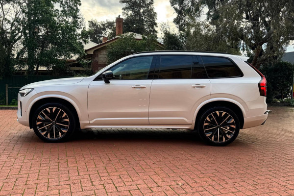 2026 Volvo XC90 L Series Ultra B5 Dark SUV Image 8
