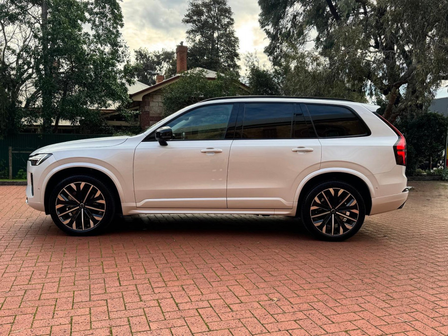 2026 Volvo XC90 L Series Ultra B5 Dark SUV Image 8
