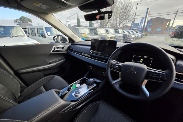2026 MY25 Mitsubishi Outlander ZM LS SUV Image 19
