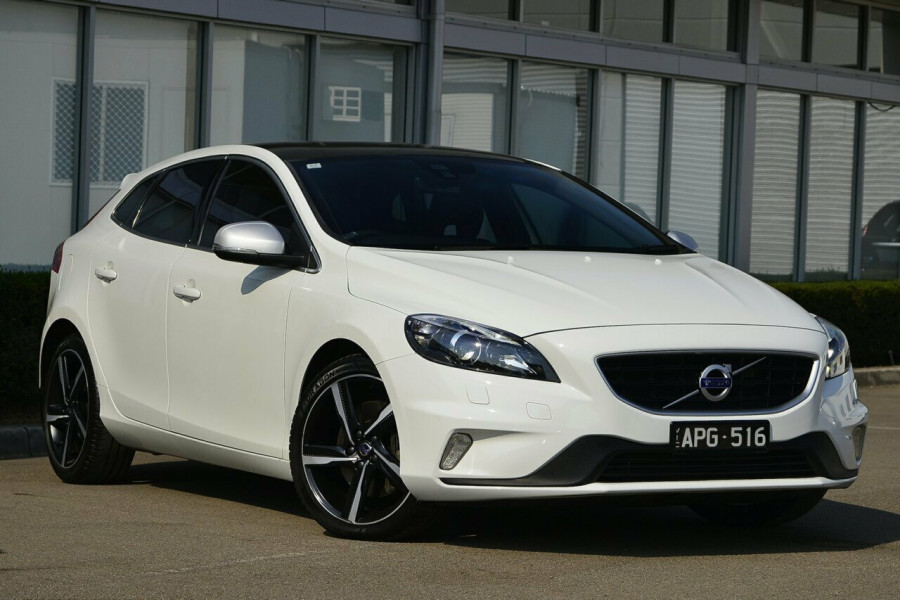 2016 Volvo V40 T5 R-DESIGN Sedan