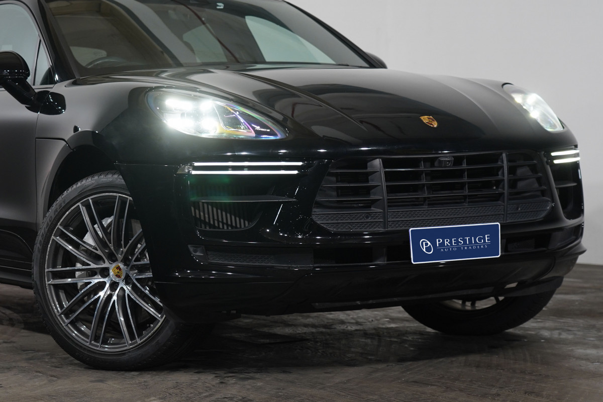 2020 Porsche Macan Turbo SUV Image 2