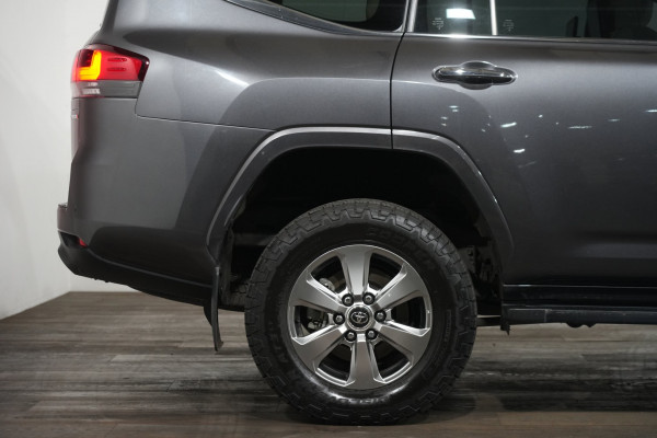 2022 Toyota LandCruiser Sahara SUV Image 6