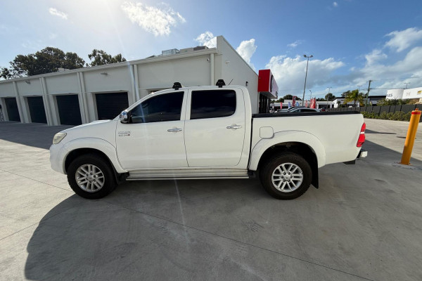 2014 Toyota HiLux SR5 Double Cab Pickup Image 6