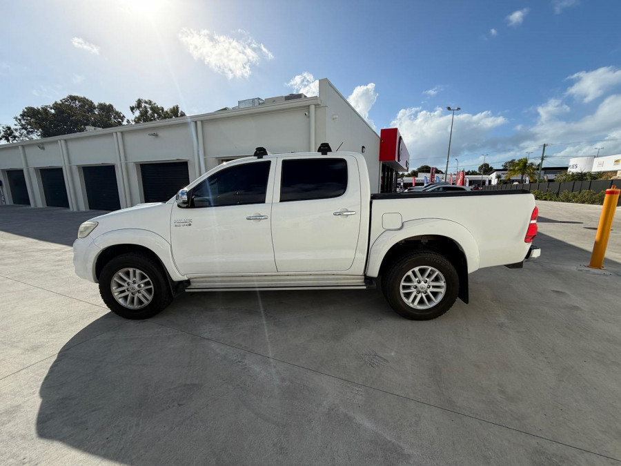 2014 Toyota HiLux SR5 Double Cab Pickup Image 6