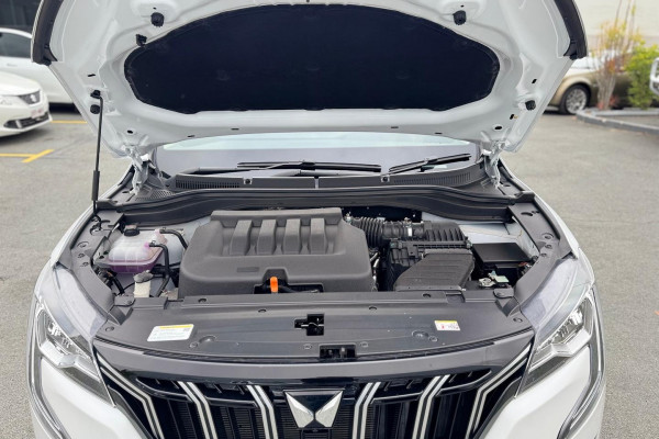 2025 Mahindra XUV700  AX7L SUV Image 29