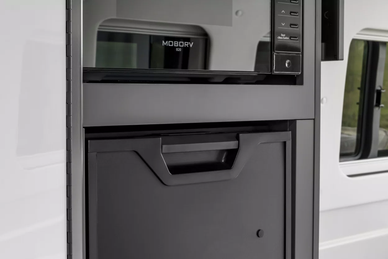 FRIDGE/FREEZER & MICROWAVE Image