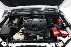 2017 Toyota HiLux GUN126R SR Cab chassis