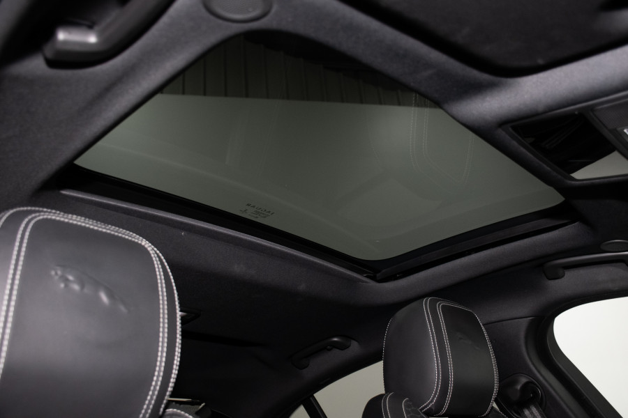 2022 Jaguar XE P300 R-Dynamic SE Sedan Image 5