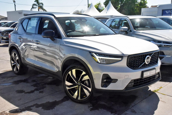 2023 Volvo XC40  Ultimate B5 Dark SUV