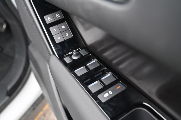 2025 MY26 Land Rover Range Rover Velar L560 P250 Dynamic SE SUV image 18