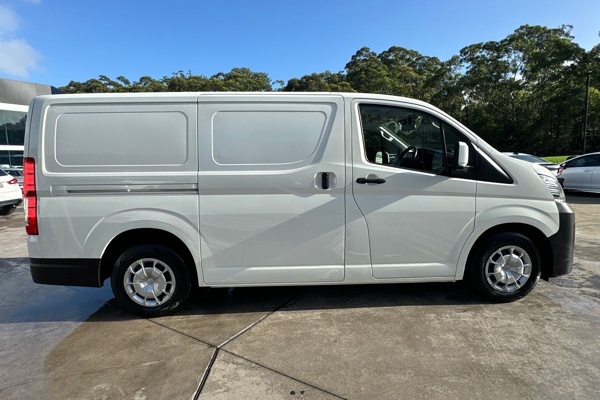2022 Toyota HiAce GDH300R  Van Image 16