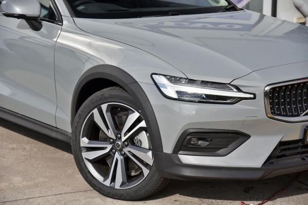 2024 MY25 Volvo V60 Cross Country  Ultra B5 Bright Wagon Image 2