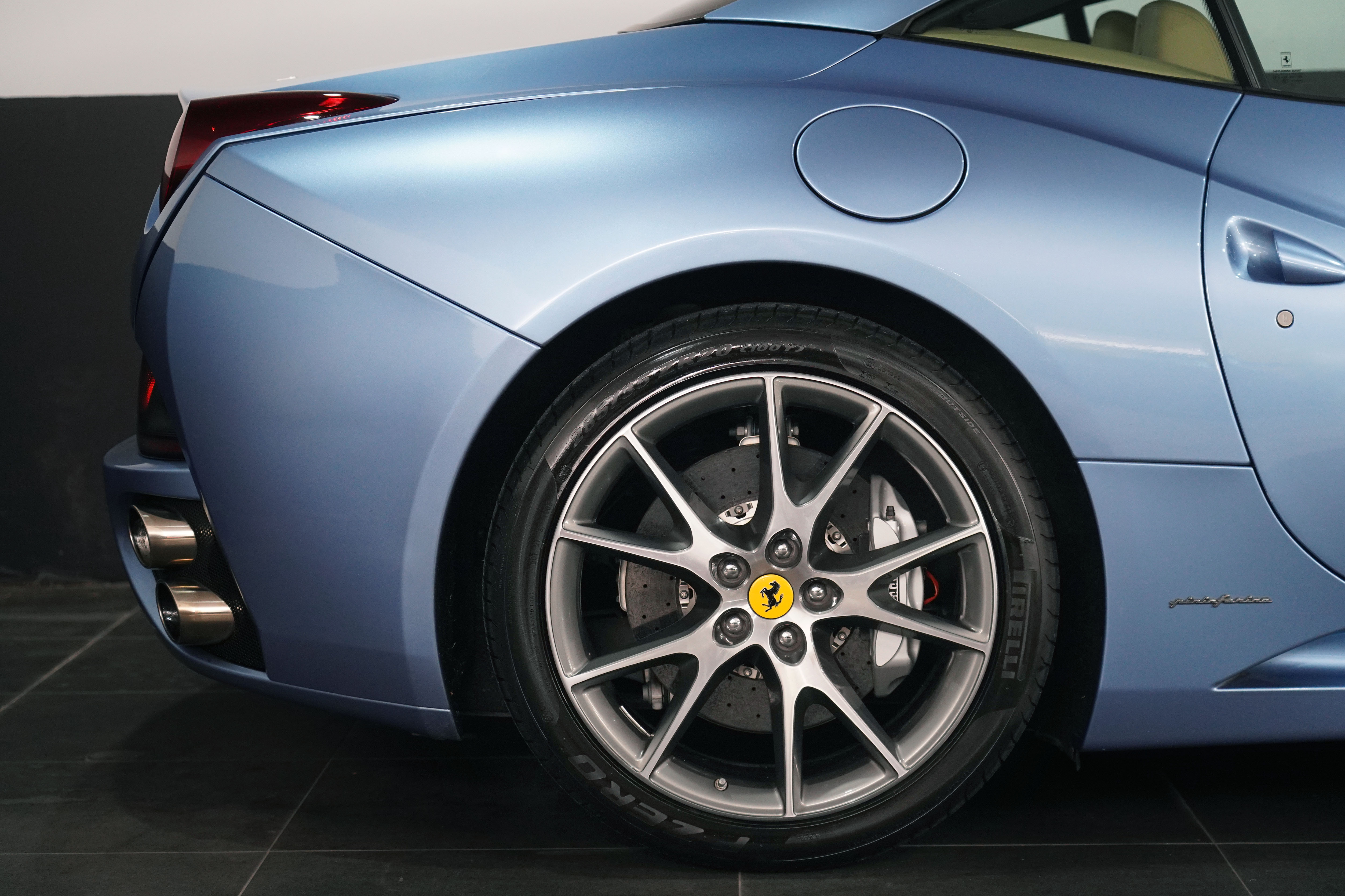 2011 Ferrari California Convertible Image 15