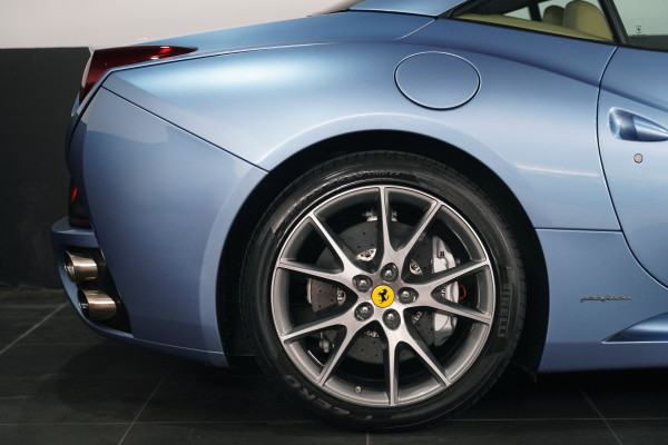 2011 Ferrari California Convertible Image 15