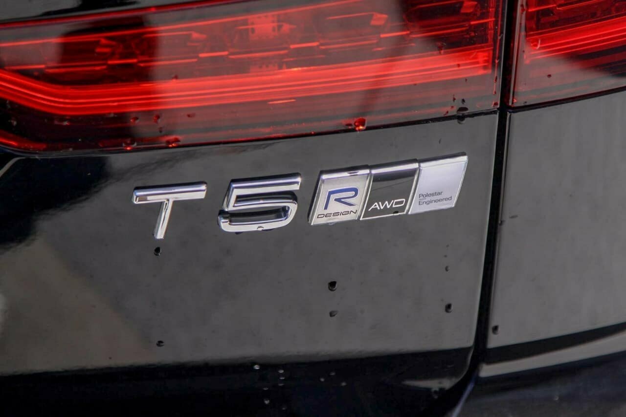 2020 Volvo V60 F-Series T5 R-Design Sedan Image 19