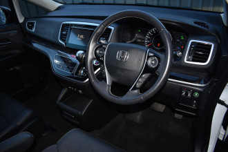 2016 Honda Odyssey 5th Gen VTi-L People mover image 5