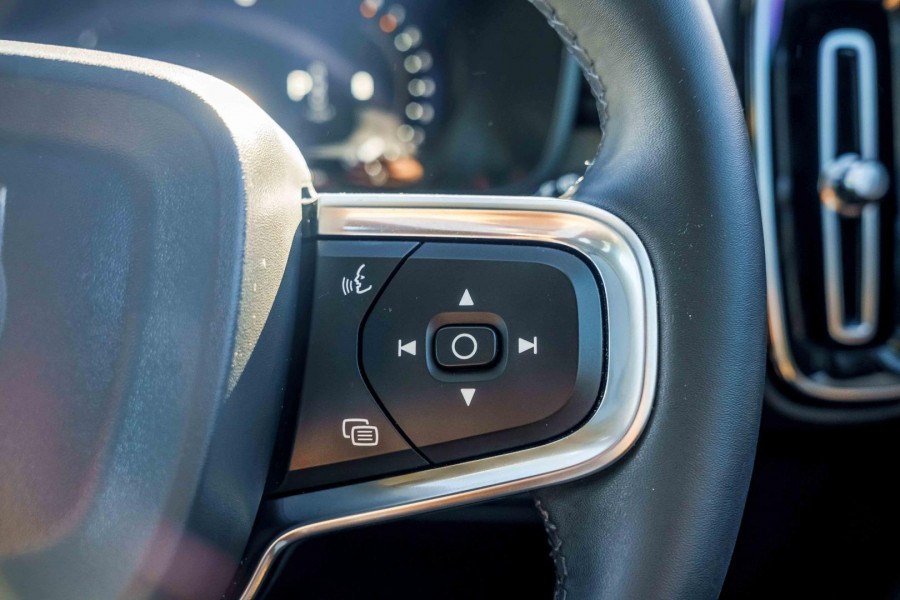 2025 Volvo XC40  Ultra B4 Dark SUV Image 12