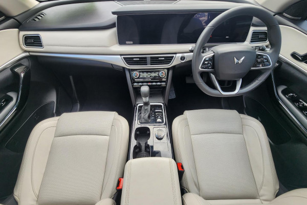 2023 Mahindra XUV700  AX7L SUV Image 17