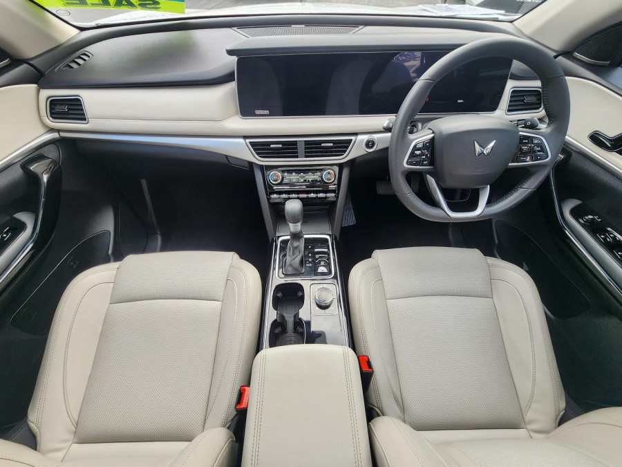 2023 Mahindra XUV700  AX7L SUV Image 17
