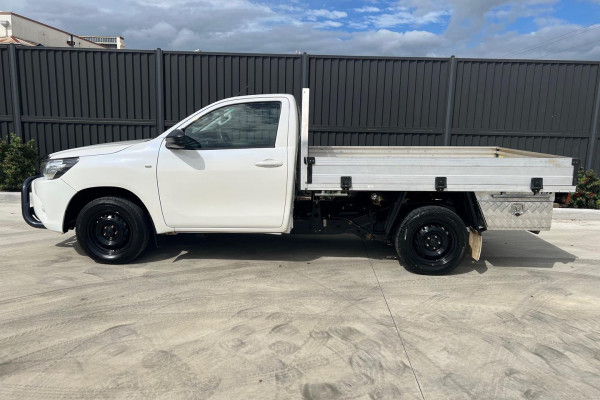 2018 Toyota Hilux TGN121R Workmate Cab chassis Image 4
