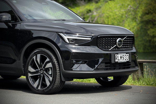 2025 Volvo XC40 XZ Ultra B4 Dark SUV Image 7