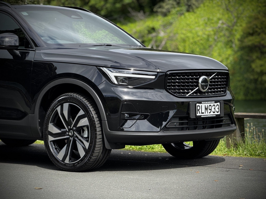 2025 Volvo XC40 XZ Ultra B4 Dark SUV Image 7