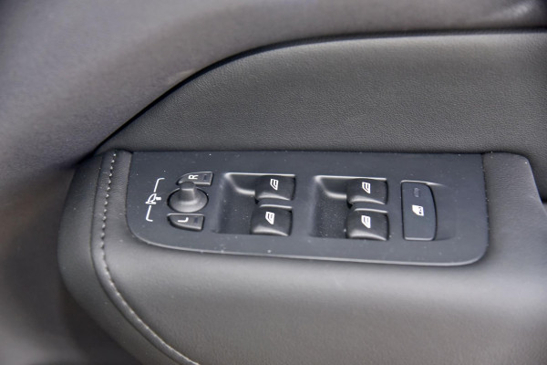 2025 Volvo XC60 UZ Plus T8 Plug-in Hybrid SUV Image 16