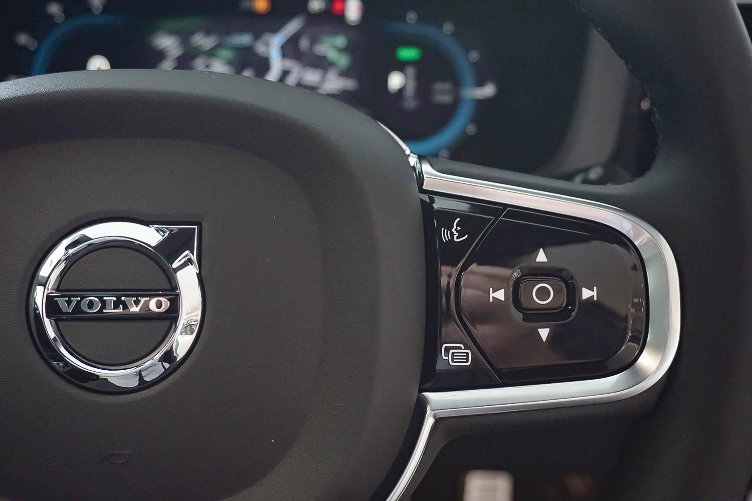 2022 Volvo XC60  Recharge Plug-In Hybrid SUV Image 18