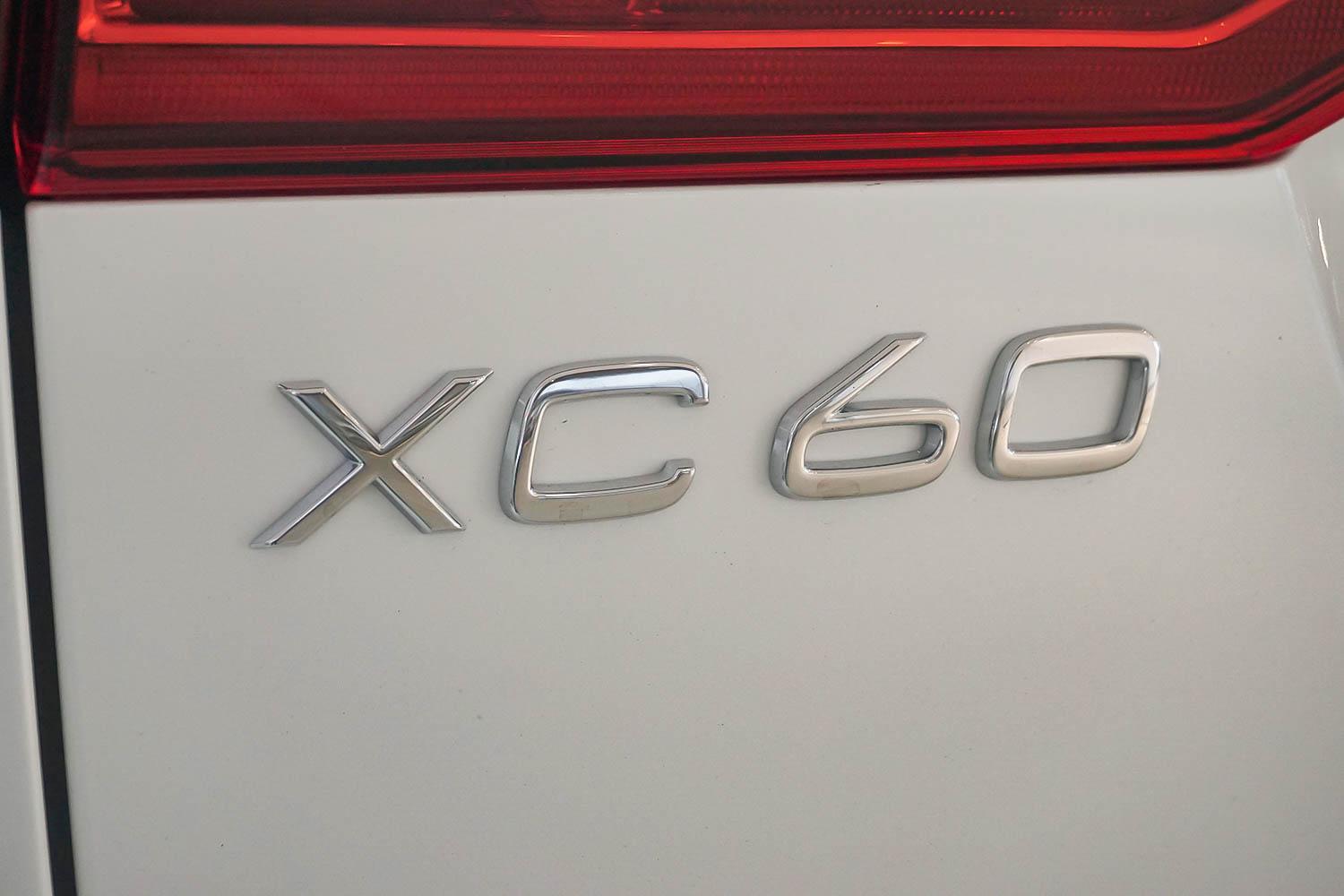 2022 Volvo XC60  Recharge Plug-In Hybrid SUV Image 8