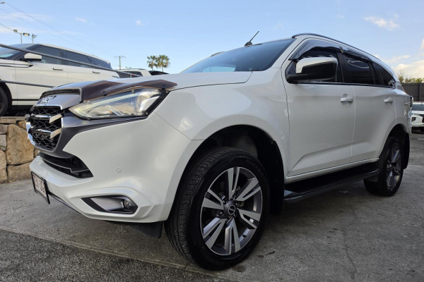 2023 Isuzu MU-X RJ LS-T SUV Image 3