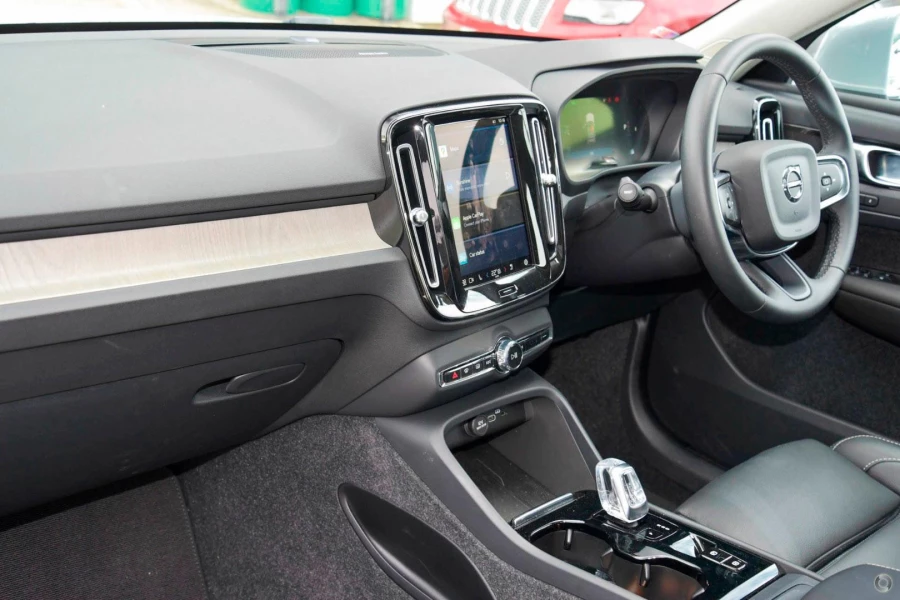 2025 MY26 Volvo XC40 XZ Ultra B4 Bright SUV Image 6