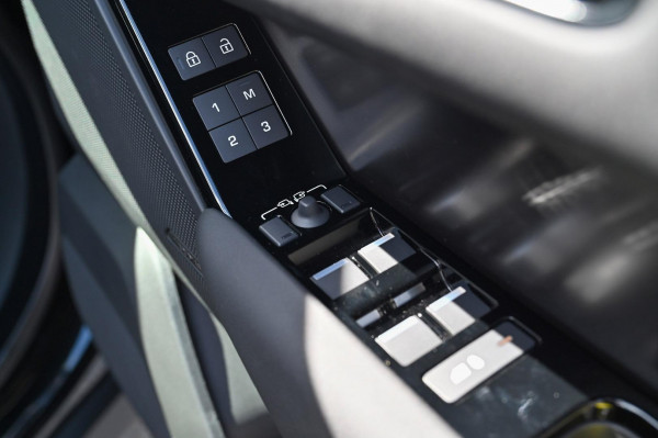 2026 MY26.5 Land Rover Range Rover Velar L560 P250 Dynamic SE SUV image 16