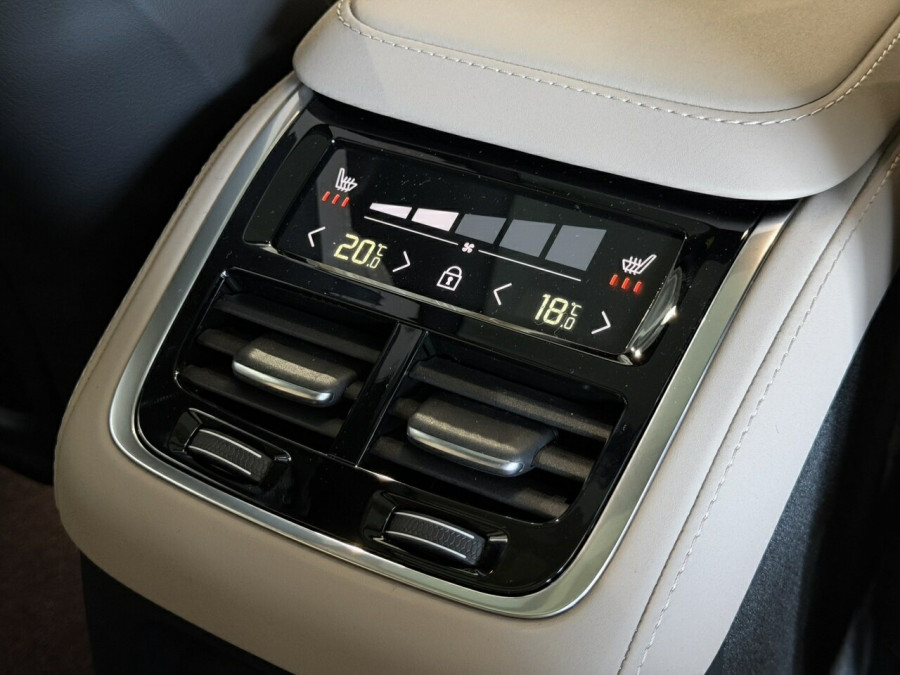 2026 Volvo XC90 L Series Ultra T8 Plug-in Hybrid Dark SUV Image 17