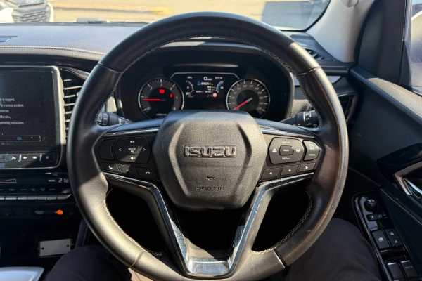 2022 MY23 Isuzu MU-X RJ LS-T SUV Image 15