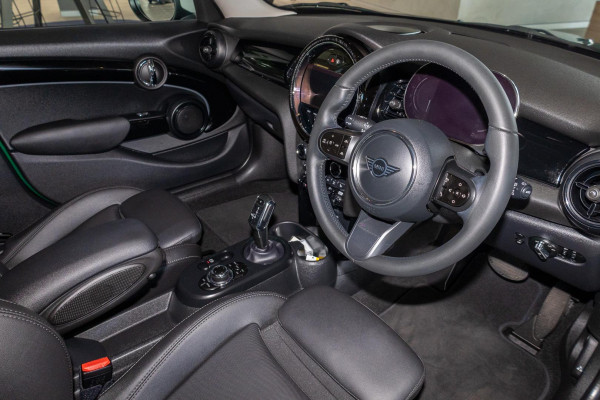 2023 MINI Cooper F55 LCI-2 C Classic Hatch image 7